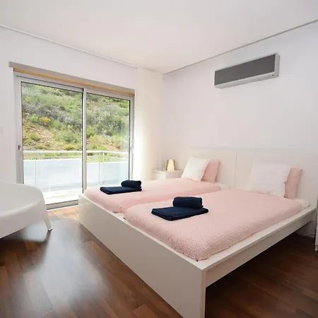 Near The Bay Of Salir Do Porto Holiday home
